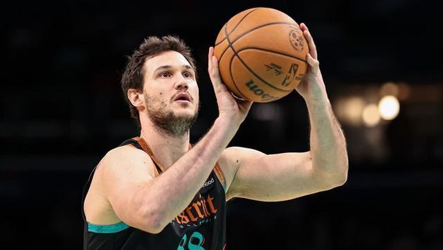 鹈鹕爆冷马刺，加里纳利高光表现