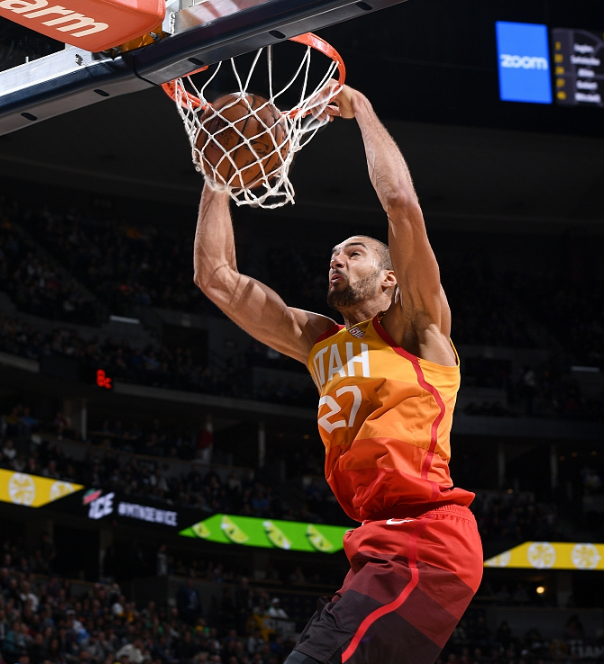 勇士逆转广东队,米切尔刷新纪录 勇士逆转广东队,米切尔刷新纪录